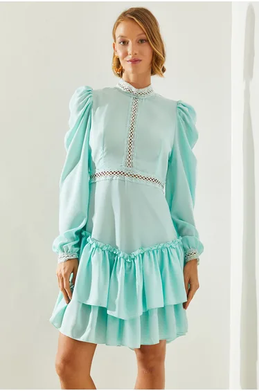 فستان دانتيل بطبقات كشكش