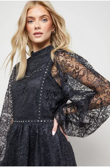 فستان ماكسي بأكمام طويلة بحواف سكالوب