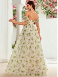 فستان ليلي شيفون أخضر طول الأرض على شكل حرف A بلا أكتاف بطبعة أزهار - 1