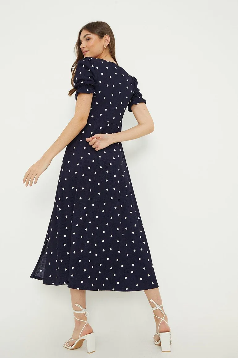 فستان ميدي بياقة سويتهارت بطبعة منقطة لون كحلي - 3