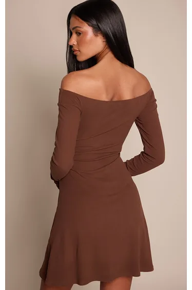 فستان بأكمام طويلة بياقة V