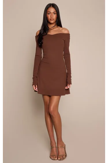 فستان بأكمام طويلة بياقة V