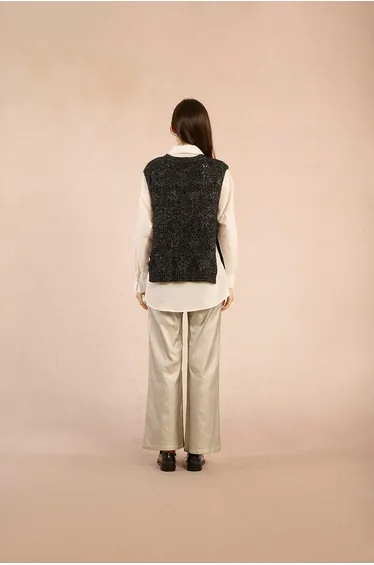 سترة مولي براكن أسود محبوك بلا أكمام