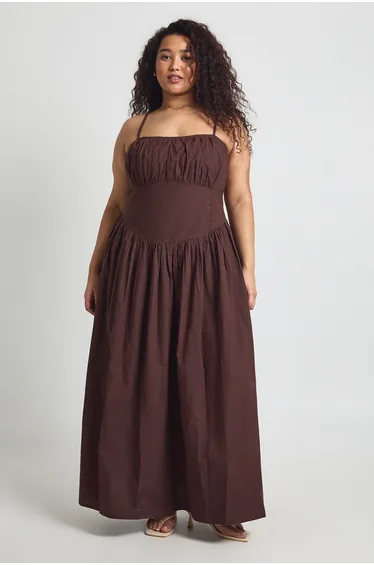 فستان ماكسي بصدر مفصل لون بني - للمقاسات الكبيرة