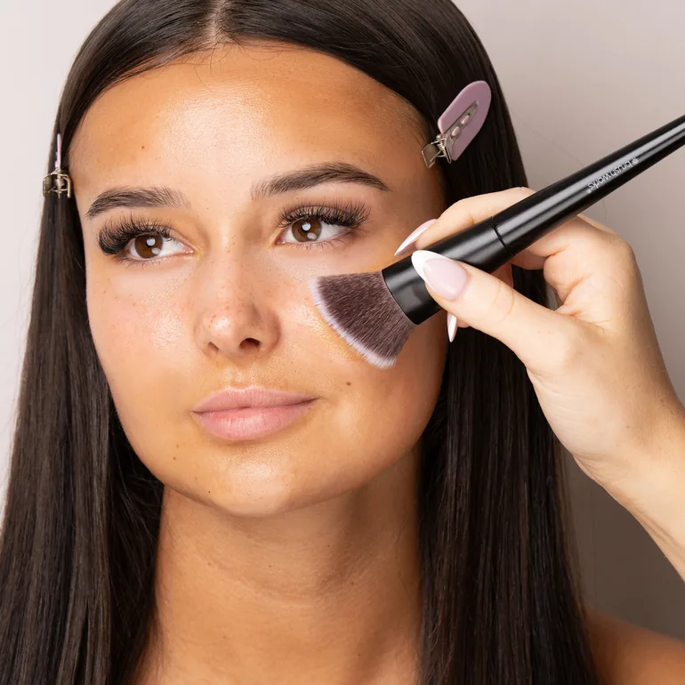 Brushworks No. 9 Angled Flat Top Foundation Buffing Brush - 1