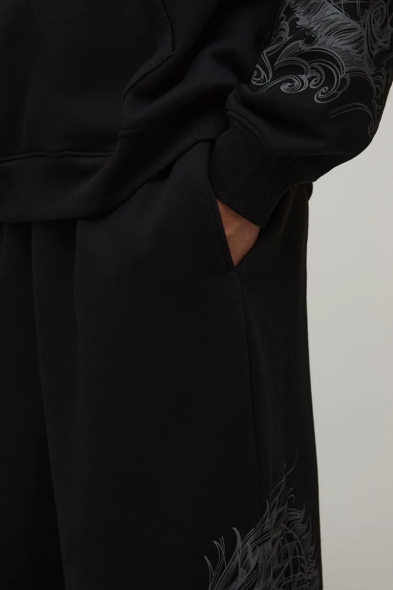 بنطلون رياضي بأرجل عريضة بطبعة غرافيك - أسود - 2