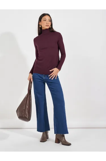 سويتر بقصة ضيقة بياقة تيرتيل بأساور بأزرار