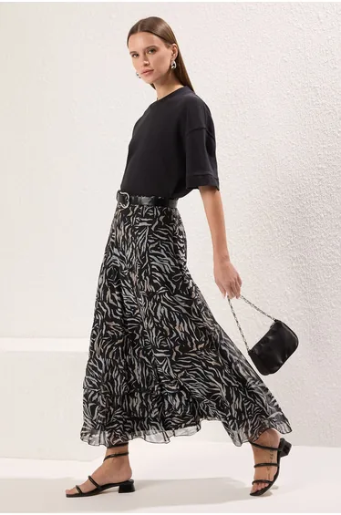 تنورة بكشكش لون أسود