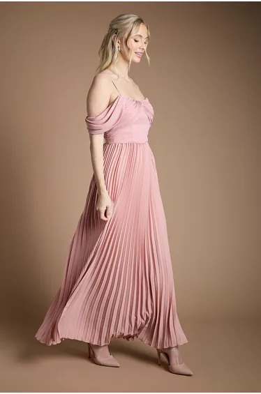 فستان ماكسي بكسرات بأكتاف مكشوفة