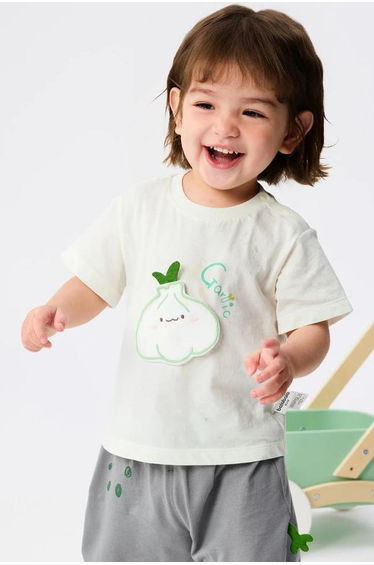 Boys' T-shirt with Cute Garlic Graphic