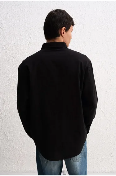 قميص أسود بأكمام طويلة