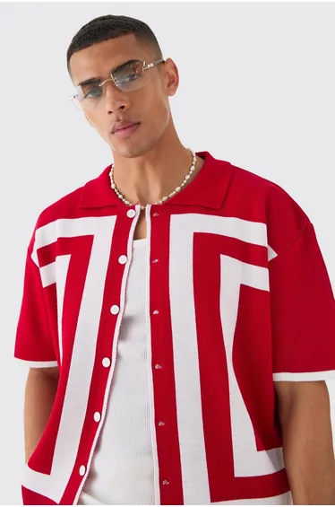 قميص ريفير محبوك بتصميم واسع عريض بحواف لون أحمر 