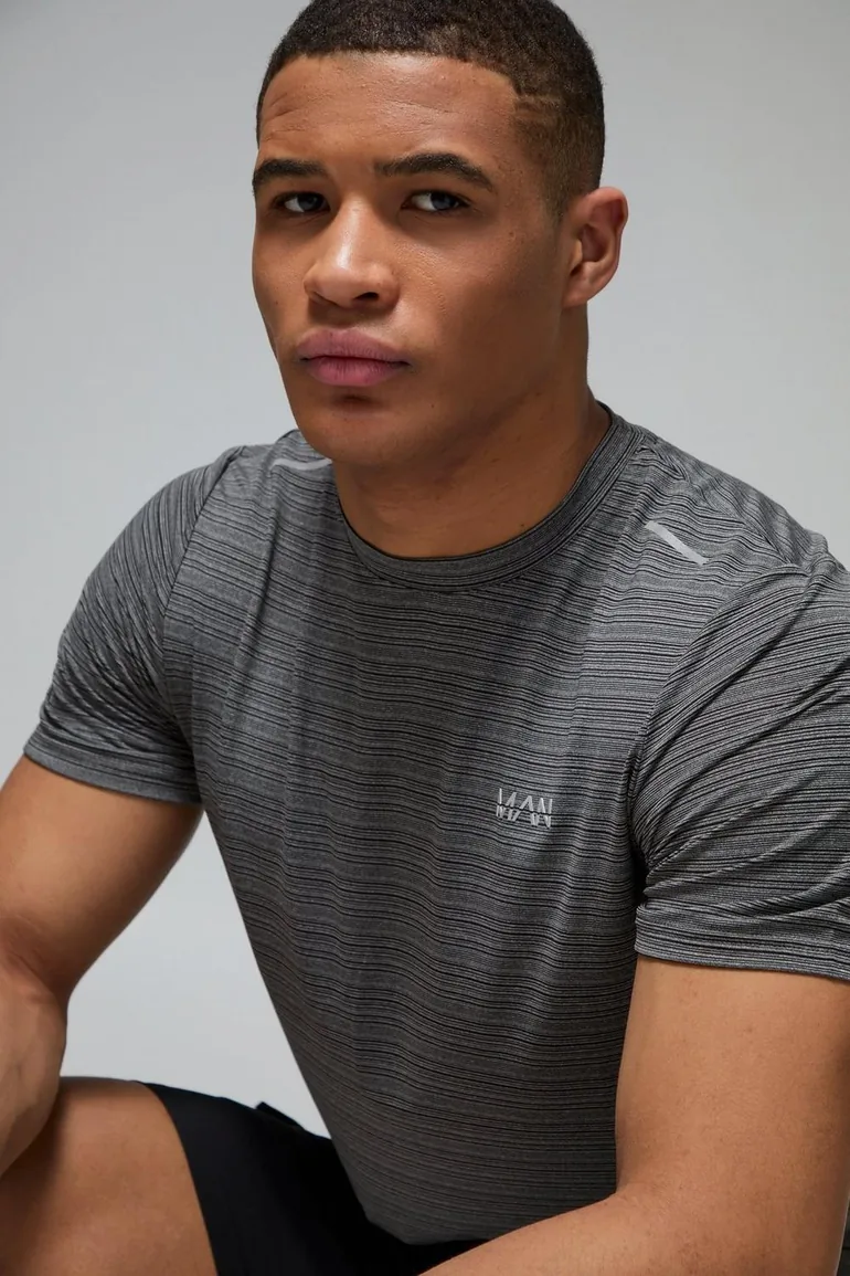 Man Active Lightweight Performance Reg Fit T-shirt - 2