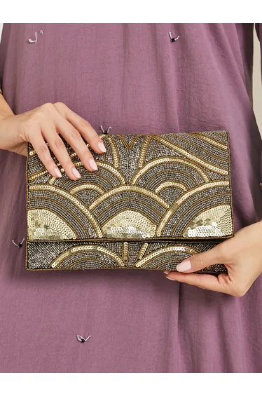 حقيبة كلتش ستايلي باللون الذهبي مزينه بالخرز والترتر