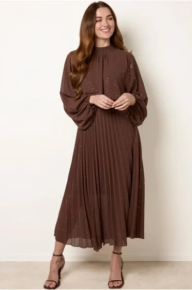 فستان بلو فانيلا شيفون بني بأكمام طويلة