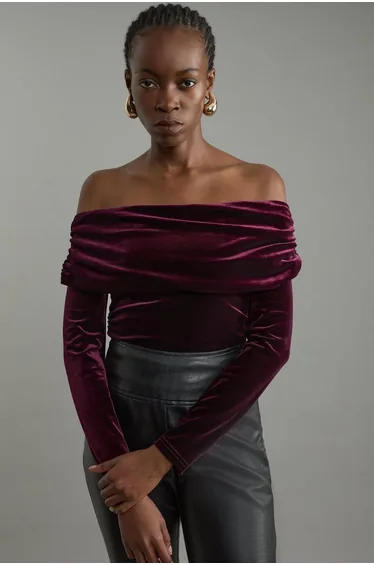 بودي سوت مخمل جيرسية بأكتاف مكشوفة
