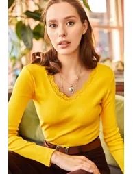 Women's Yellow Collar Lace V-neck Camisole Knitted Blouse