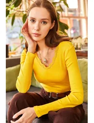 Women's Yellow Collar Lace V-neck Camisole Knitted Blouse - 2