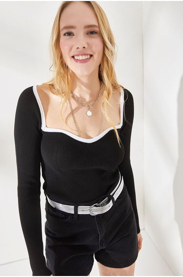 Women's Black and White Kiss Collar Crop Knitwear top