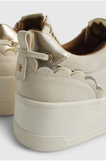 حذاء سنيكرز ريفر آيلاند باللون البيج