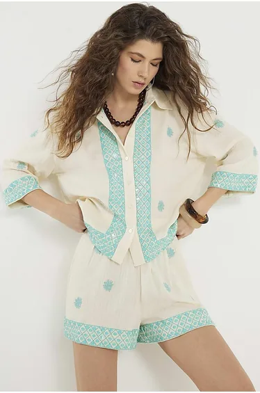 قميص بلون كريمي بأكمام متوسطة الطول