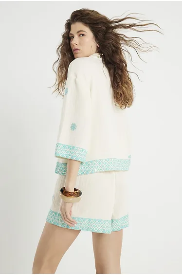 قميص بلون كريمي بأكمام متوسطة الطول