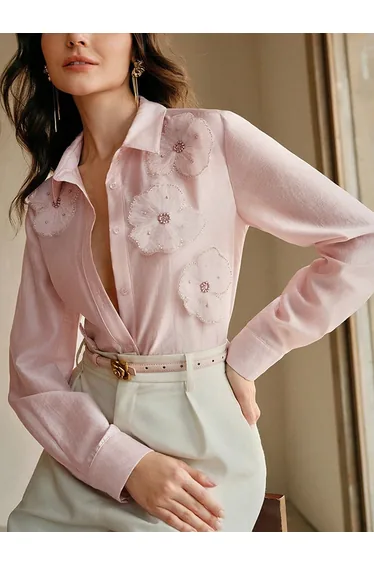 قميص بأكمام طويلة بفتحة مزين بزخرفة