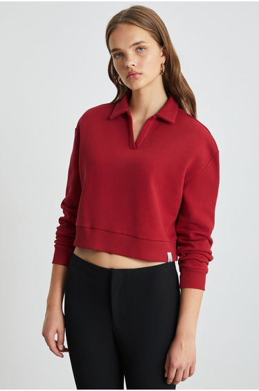 DEYSI Women's Red Crop Sweatshirt with Embroidered V-Neck Ornamental Label Detail