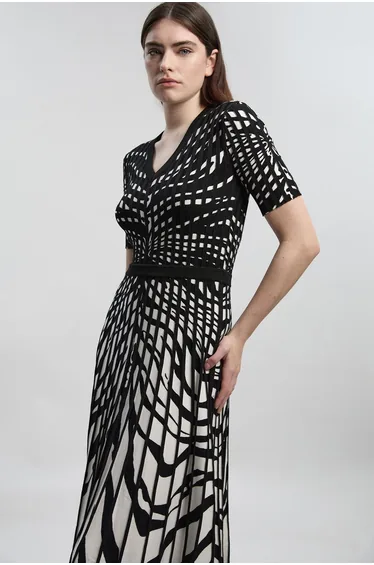 Petite Zebra Jacquard Knit Full Skirted Short Sleeve Midi Dress