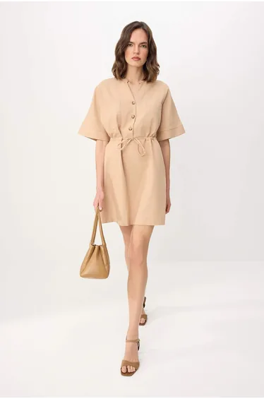 فستان بيج قصير بقصة مستقيمة