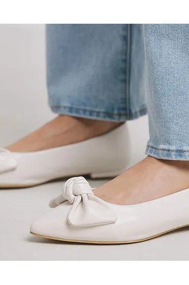 حذاء زحاف بمقدمة مدببة بفيونكة - قالب عريض