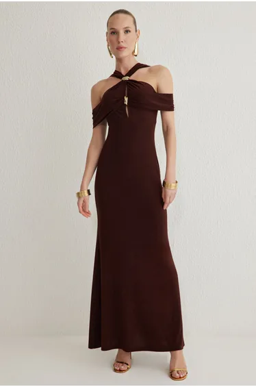 فستان سهرة محبوك طويل بإكسسوار لون بني