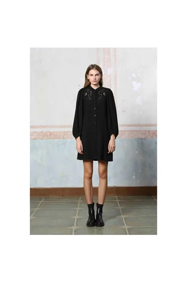 فستان قصير قطن مخرم بياقة عالية بأكمام طويلة 