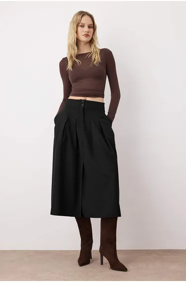 Black woven skirt