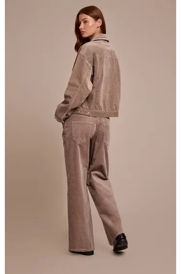 بنطلون جينز بأرجل عريضة