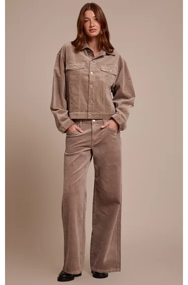 بنطلون جينز بأرجل عريضة