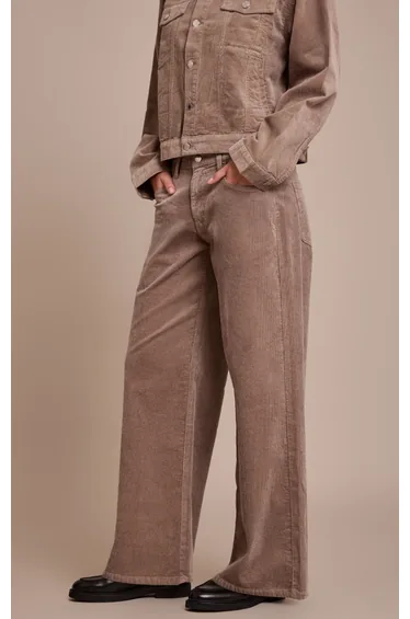 بنطلون جينز بأرجل عريضة