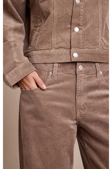 بنطلون جينز بأرجل عريضة