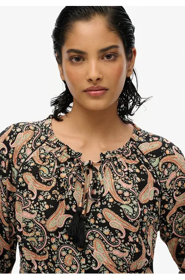 بلوزة بأكمام طويلة بطبعة 