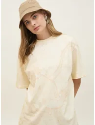 تيشيرت بتصميم واسع بطبعة غرافيك - 3