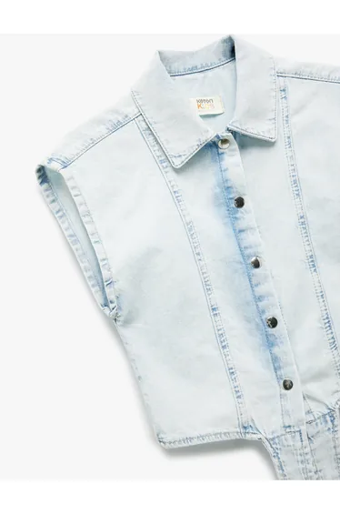 قميص أزرق بأكمام طويلة