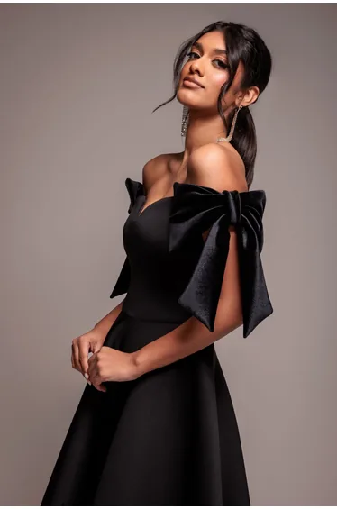 فستان ميدي مخمل بفيونكة بأكتاف مكشوفة - أسود