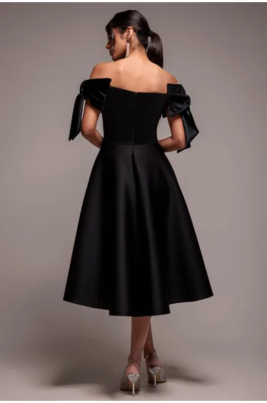 فستان ميدي مخمل بفيونكة بأكتاف مكشوفة - أسود