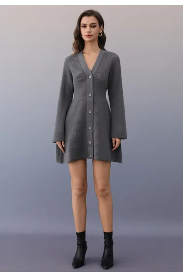 فستان قصير محبوك مضلع بياقة V بأزرار لون رمادي