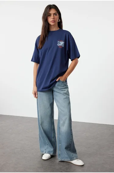 تيشيرت محبوك قطن بتصميم واسع بطبعة خلفية