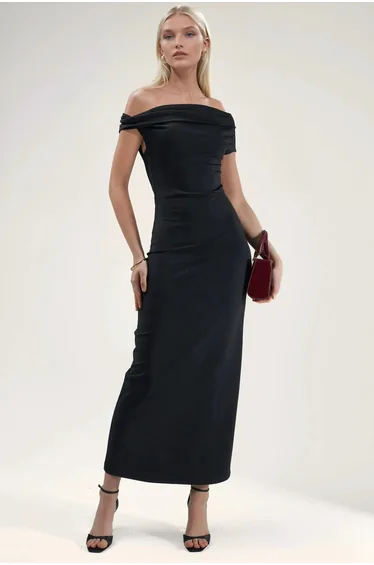 فستان ماكسي ضيق بياقة غير متناظرة