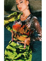 تنورة ميش قصيرة مزمومة بطبعة تجريدية بألوان متعددة - 3