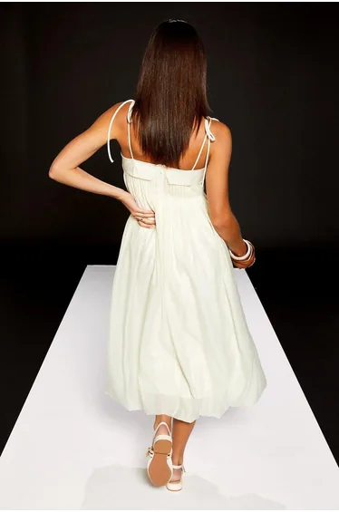 فستان ميدي بكسرات بحمالات ربط