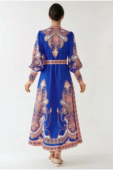 فستان ماكسي بحزام بأكمام طويلة بطبعة