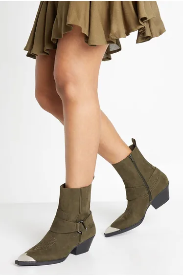 بوت بوهو باللون الأخضر